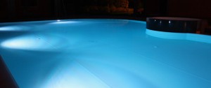 Acquafertpool piscina privata a sfioro con illuminazione notturna