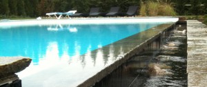 Acquafertpool piscine a sfiorio con canale in pietra