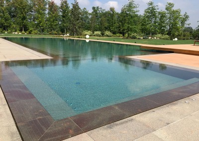 Acquafertpool Piscina privata rivestita in pietra naturale e sfioro a filo (1)