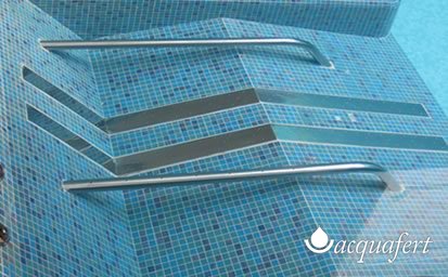 Acquafertpool piscina dettaglio lettino con maniglie in acciaio inox