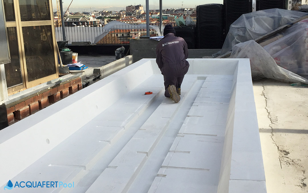 La piscina in terrazzo: il progetto di un attico a Milano