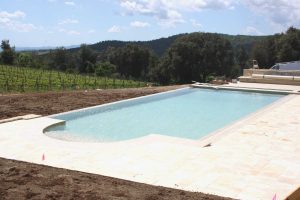 Piscina a sfioro per agriturismo