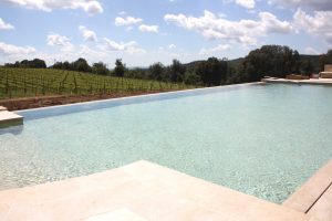 Piscina a sfioro per agriturismo