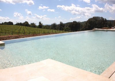 Piscina a sfioro per agriturismo