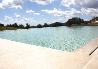 Piscina a sfioro per agriturismo