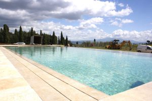 Piscina a sfioro per agriturismo