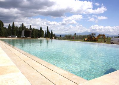 Piscina a sfioro per agriturismo