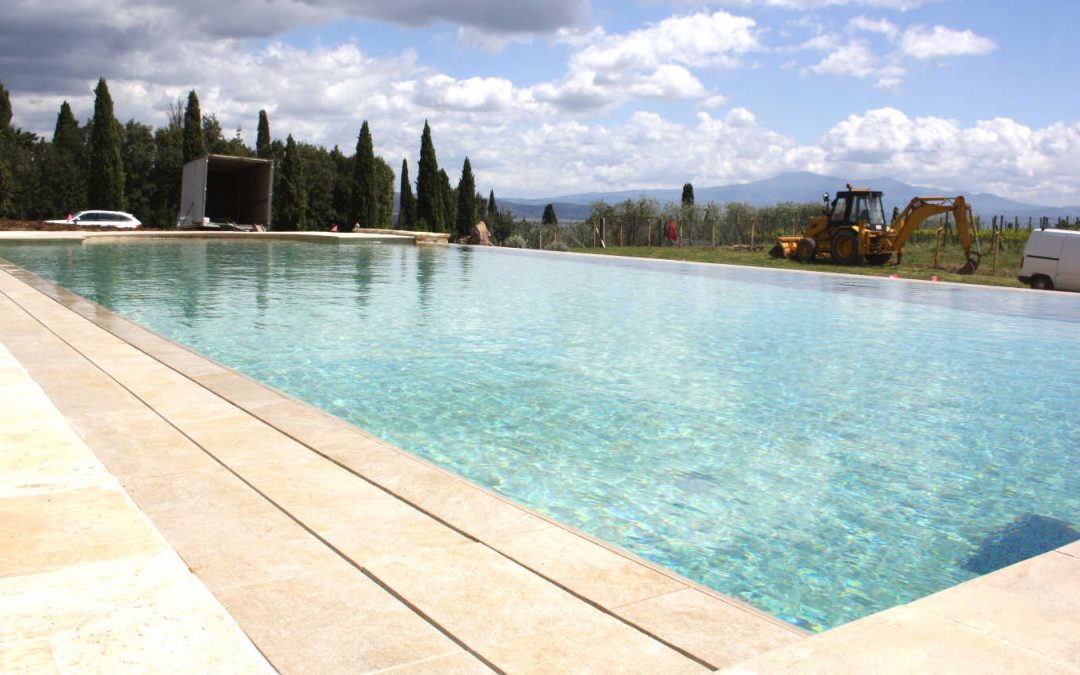 Piscina a sfioro in agriturismo senese