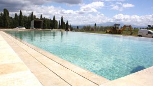 Piscina a sfioro per agriturismo
