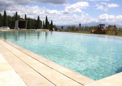 Piscina a sfioro in agriturismo senese