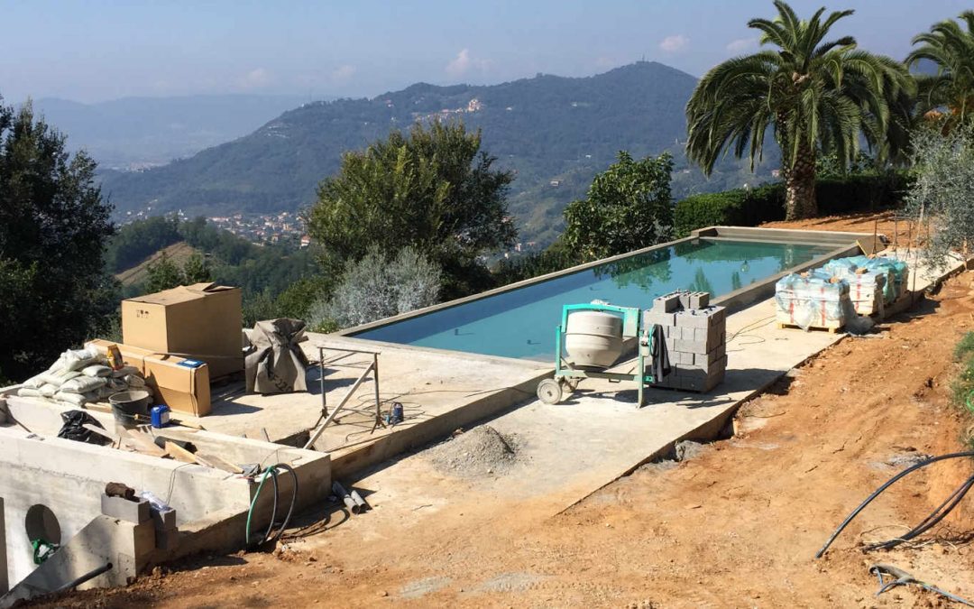 Cantiere di piscina in villa