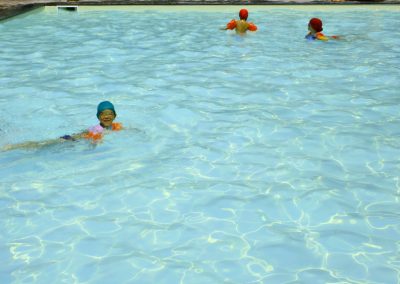 Piscina dei bambini dai colori caraibici