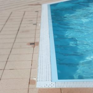 Particolare: griglia a sfioro in ABS bianco