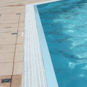 Particolare: griglia a sfioro in ABS bianco