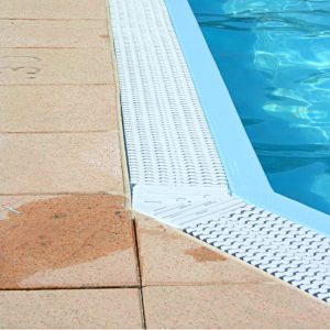 Particolare: griglia a sfioro in ABS bianco